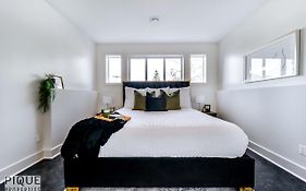 Stunning Modern Suite - King Bed - Free Parking & Netflix - Fast Wi-Fi - Long Stays Welcome